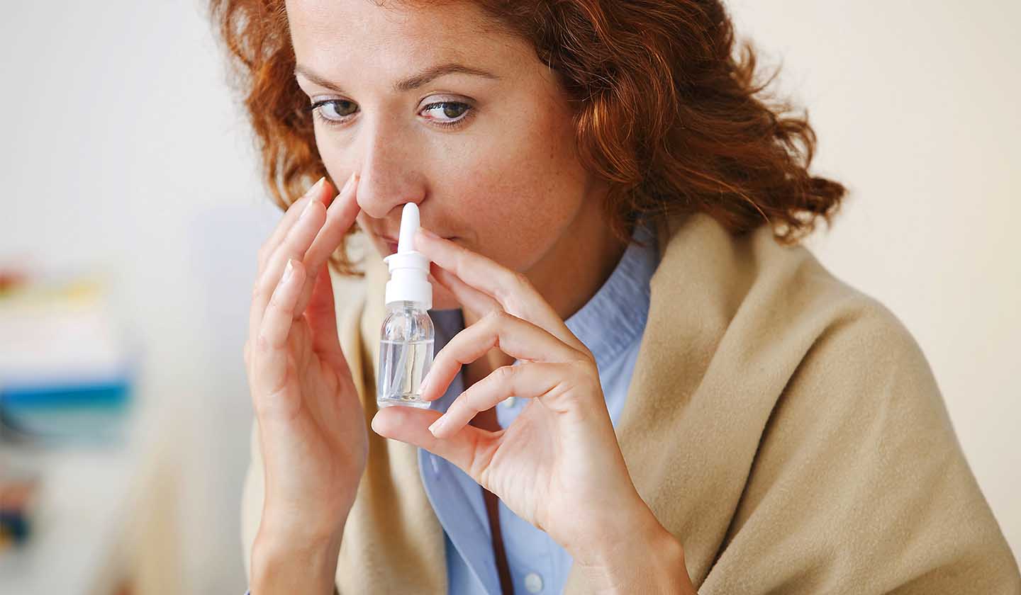 Aplicação de spray nasal