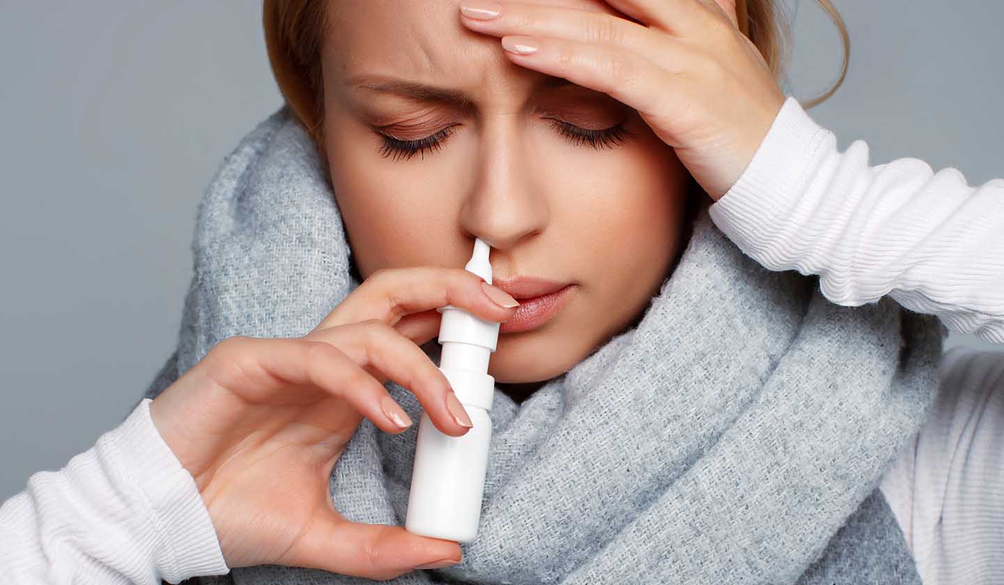 Aplicação de produto no nariz para alergias