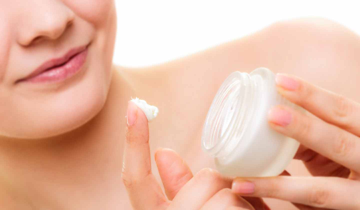 Moisturising the skin by applying moisturising cream